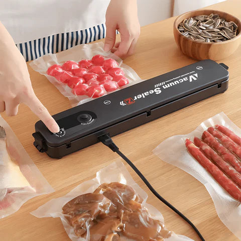 МАШИНА ЗА ВАКУМИРАЊЕ НА ХРАНА + 5 КЕСИ ГРАТИС